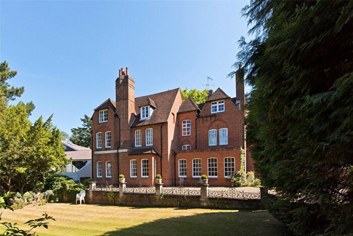 3 Bedroom Flat To Rent In Green Lane, Cobham, Surrey, KT11