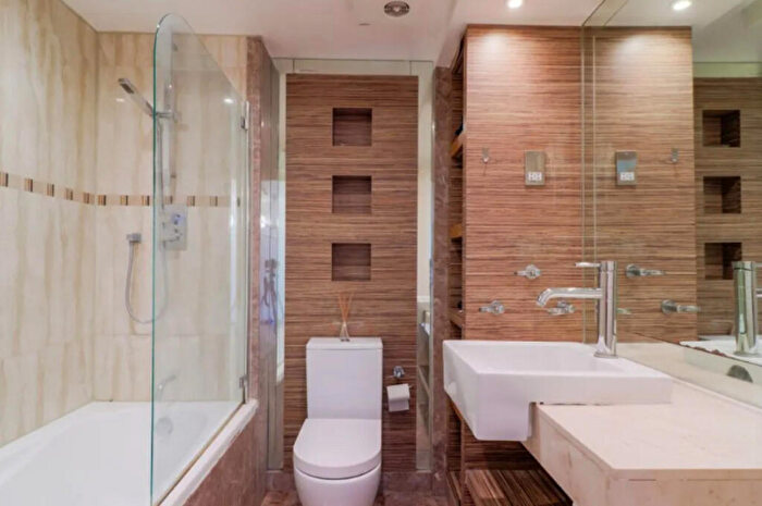 2 Bedroom Apartment To Rent In City Tower, Limeharbour, E14