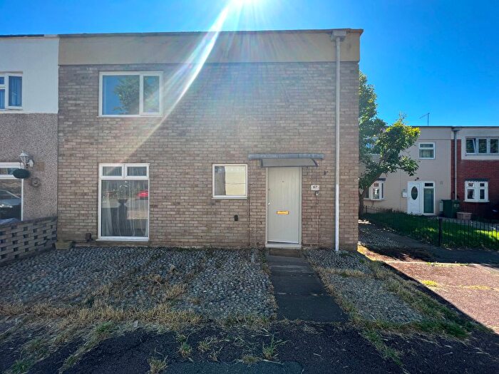 4 Bedroom Semi-Detached House To Rent In Brempsons, Basildon, SS14