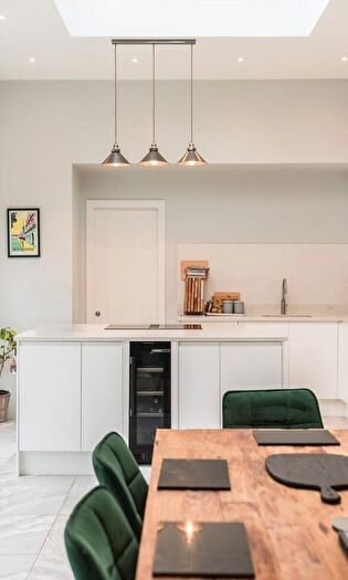 6 Bedroom Semi-Detached House For Sale In Leigham Court Road, London, SW16