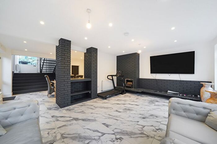 5 Bedroom Detached House For Sale In The Avenue, Loughton, IG10