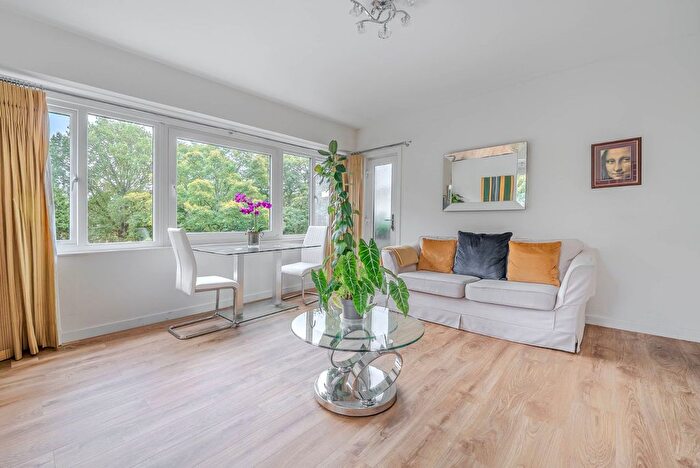 2 Bedroom Flat For Sale In Queens Close, Lancaster Road, Harrogate, North Yorkshire, HG2