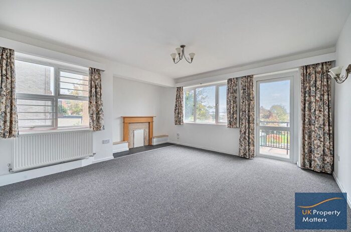 2 Bedroom Flat For Sale In Woodside Avenue, London, N12