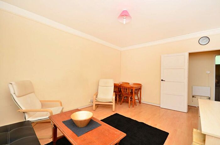 3 Bedroom Flat To Rent In Priory Green, King's Cross, London, N1