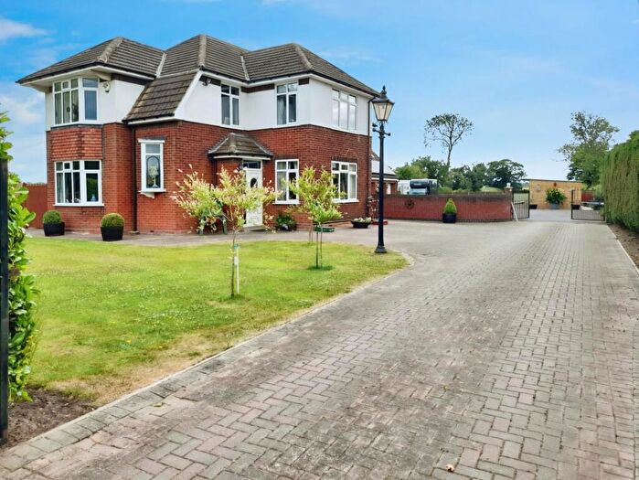 4 Bedroom Detached House For Sale In Station Road, Walkeringham, Doncaster, DN10