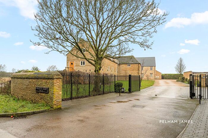 4 Bedroom Link Detached House For Sale In Vergette Court, Market Deeping, PE6