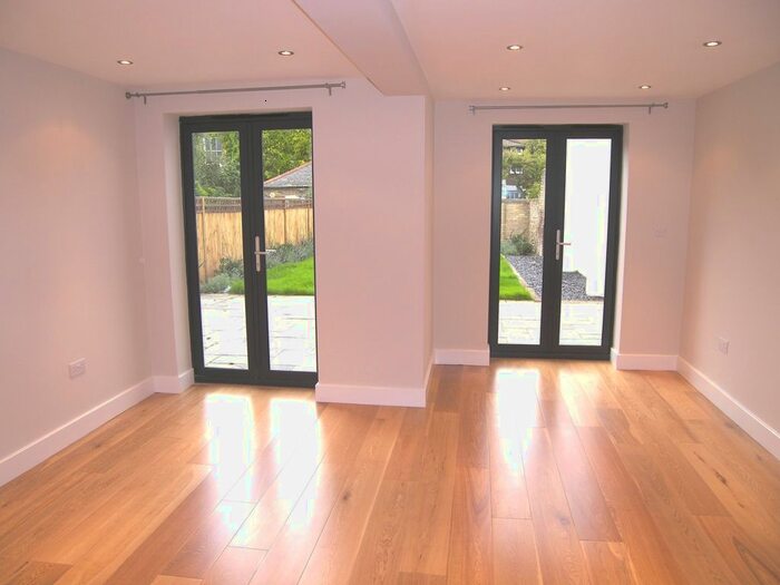 2 Bedroom Flat To Rent In Argyll Close, London, SW9
