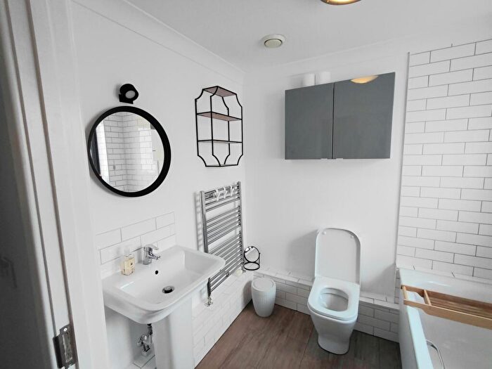 1 Bedroom Flat To Rent In Canal Walk, Southampton, Hampshire, SO14