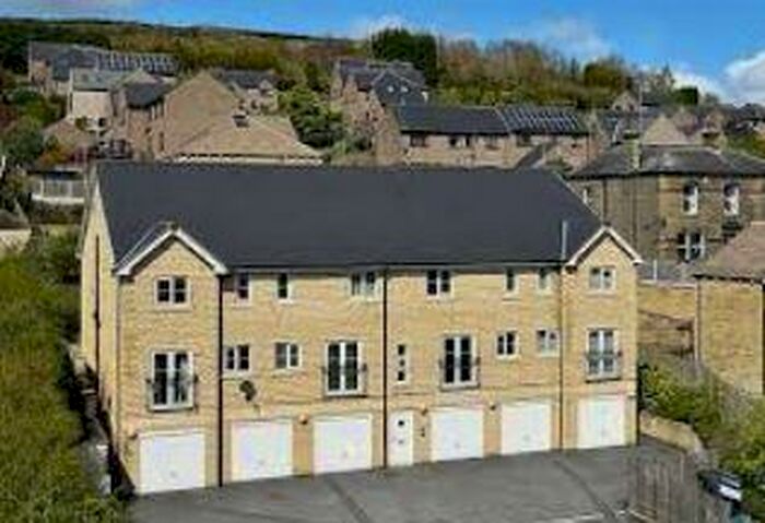 2 Bedroom Maisonette To Rent In Saddleworth Road, Greetland, Halifax, West Yorkshire, HX4