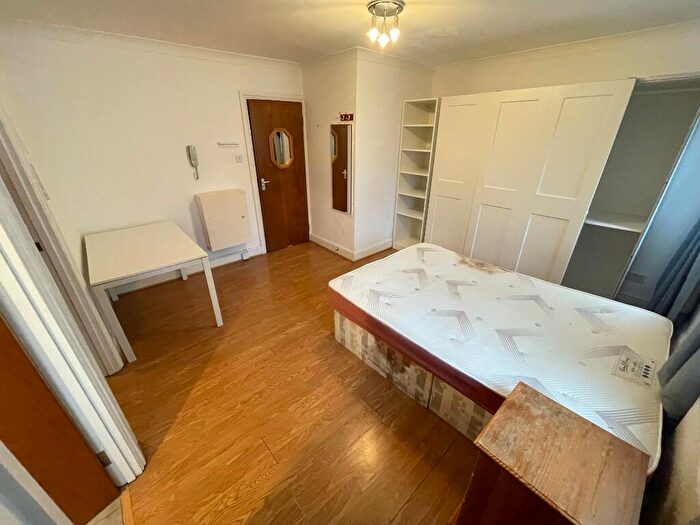 Studio To Rent In Caledonian Road, London, N7