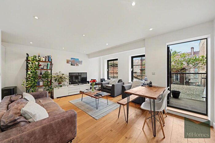 2 Bedroom Flat For Sale In York Way, London, N7