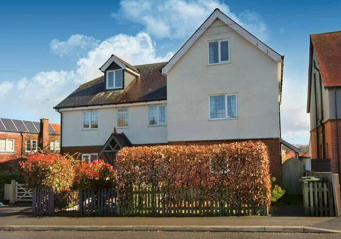 4 Bedroom Semi-Detached House To Rent In Kings Road, Alton, Hampshire, GU34