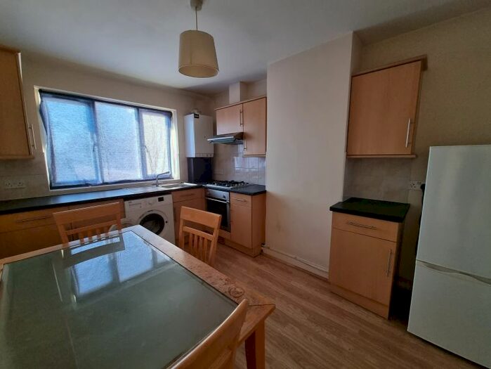 1 Bedroom Flat To Rent In Station Road, First Floor Flat, Cuffley, Hertfordshire, EN6