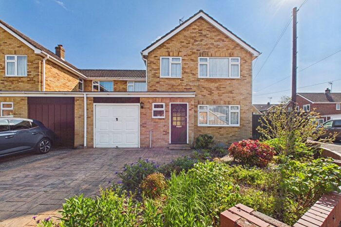 4 Bedroom Semi-Detached House For Sale In Hangerfield Close, Yateley, Hampshire, GU46