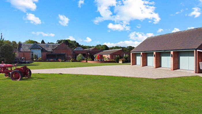 4 Bedroom Barn Conversion For Sale In Home Farm Courtyard, Castle Donington, Derby, DE74