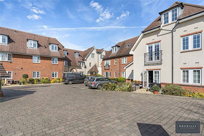 2 Bedroom Flat For Sale In Between Streets, Cobham, Surrey, KT11