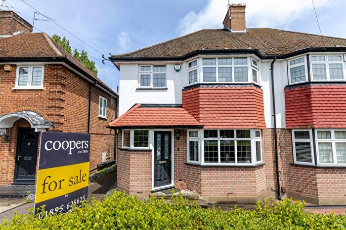 3 Bedroom Semi Detached House For Sale In Elmbridge Drive, Ruislip, HA4