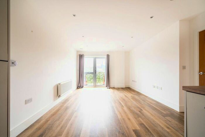 2 Bedroom Flat To Rent In Station View, Guildford, Guildford, GU1
