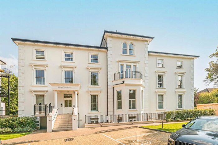 2 Bedroom Flat For Sale In Oak Hill, Surbiton, KT6