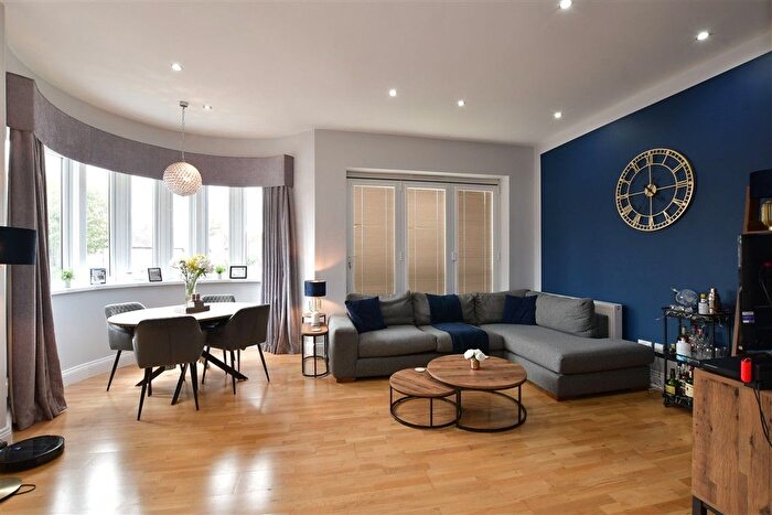 2 Bedroom Flat For Sale In Squirrels Heath Lane, Gidea Park, Essex, RM2