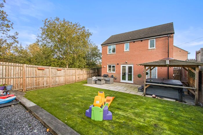 4 Bedroom Detached House For Sale In Calder Close, Mirfield, WF14