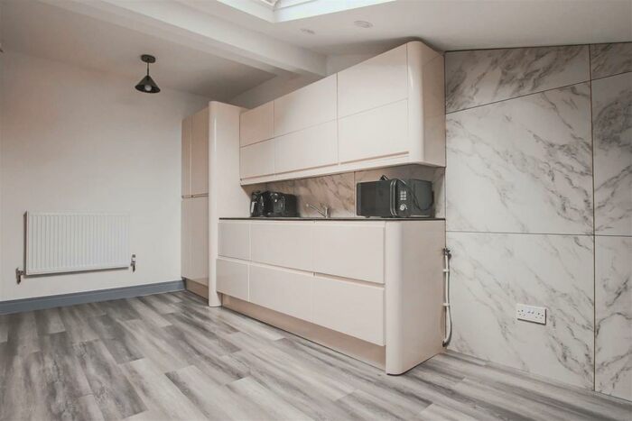 3 Bedroom Flat To Rent In Station Road, Barnoldswick, BB18