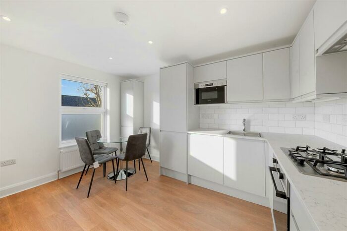 2 Bedroom Flat To Rent In ** Recent Refurb ** Villiers Road, London, NW2