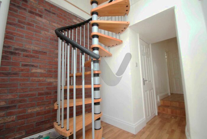 3 Bedroom Flat To Rent In Mackenzie Road, London, N7