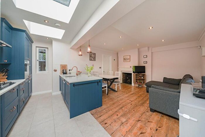 3 Bedroom Maisonette For Sale In Parkhouse Street, Camberwell, SE5
