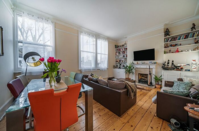 2 Bedroom Flat For Sale In Geraldine Road, London, SW18