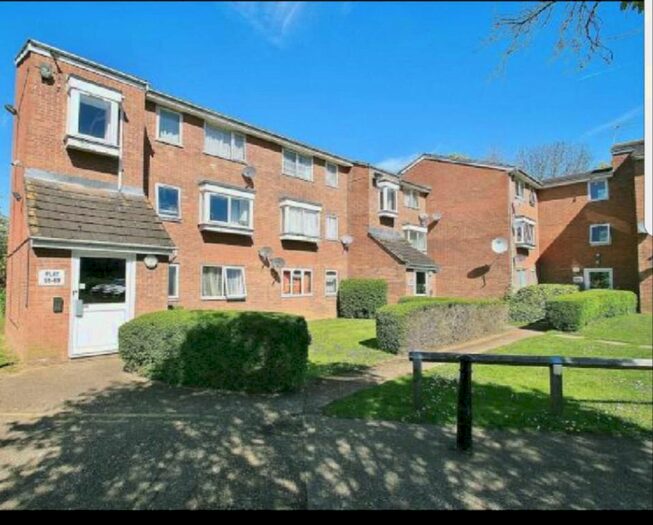 2 Bedroom Flat To Rent In Evergreen Way, Hayes UB3
