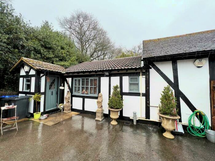 2 Bedroom Cottage To Rent In West End, GU24