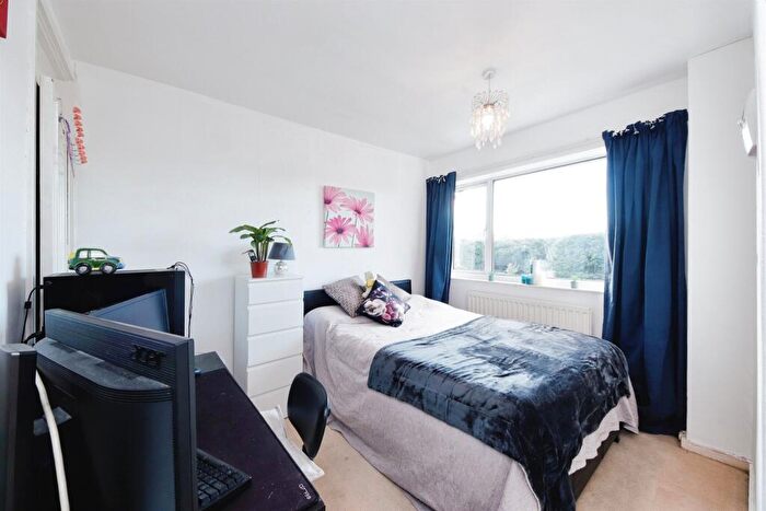 3 Bedroom Semi-Detached House For Sale In Wheeley Road, Solihull, B92