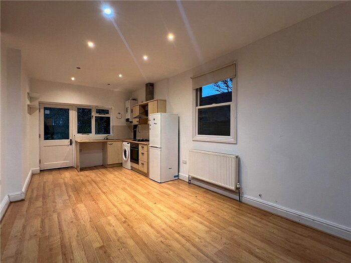 2 Bedroom Flat To Rent In Northfield Avenue, Ealing, W13