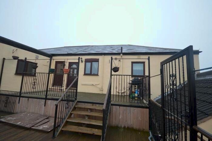 2 Bedroom Flat To Rent In Lumley Street, Castleford, WF10