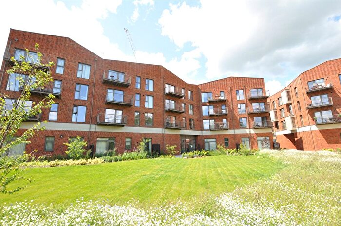 2 Bedroom Flat To Rent In Walnut Tree Close, Guildford, Surrey, GU1