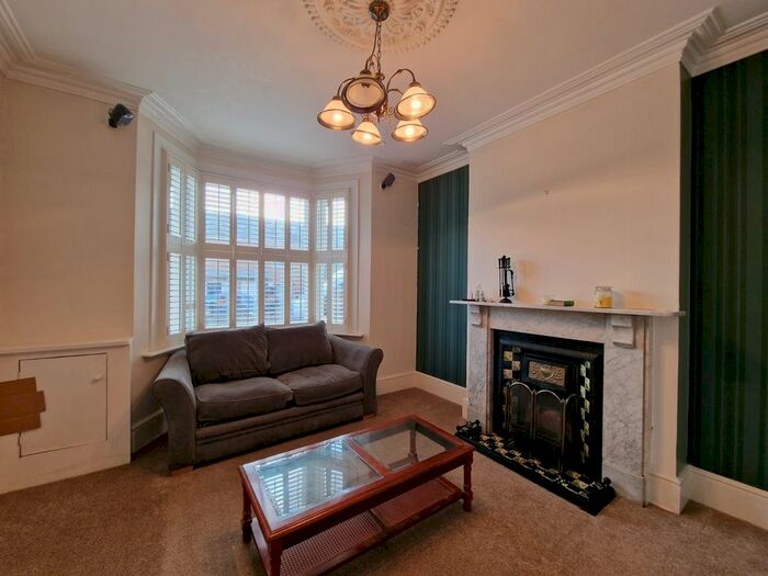 4 Bedroom Semi-Detached House To Rent In Bedfont Lane, Feltham, TW14