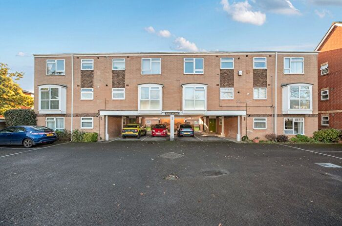 2 Bedroom Flat For Sale In Victoria Road, Netley Abbey, Southampton, Hampshire, SO31