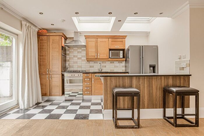 3 Bedroom Flat To Rent In Radipole Road, Parsons Green, SW6