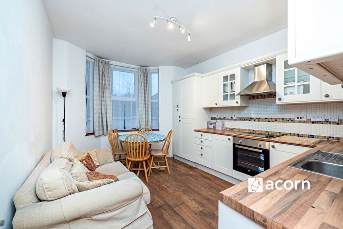 3 Bedroom Flat To Rent In Searles Road, London, SE1