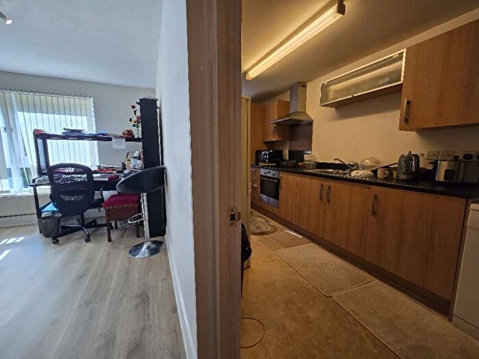 2 Bedroom Flat For Sale In Portal Close, Uxbridge, UB10