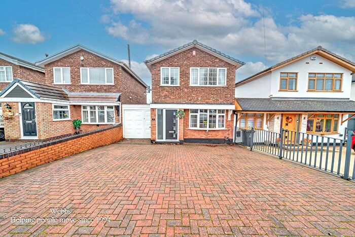 3 Bedroom Detached House For Sale In Littlelawns Close, Walsall, WS8