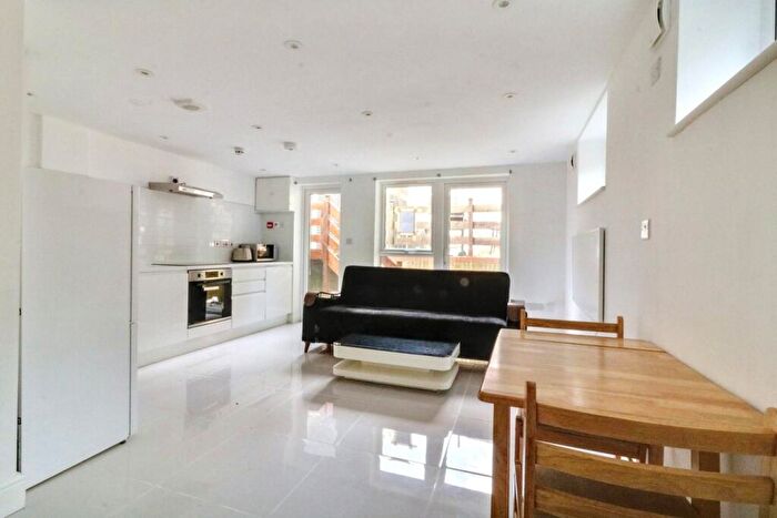 Studio To Rent In Flat, Finchley Road, London, NW11