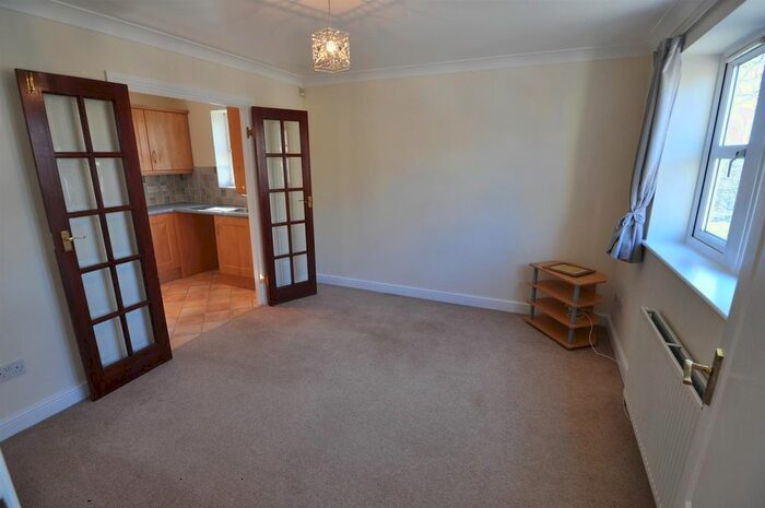 2 Bedroom Flat To Rent In Holland Park, Bradford, BD9