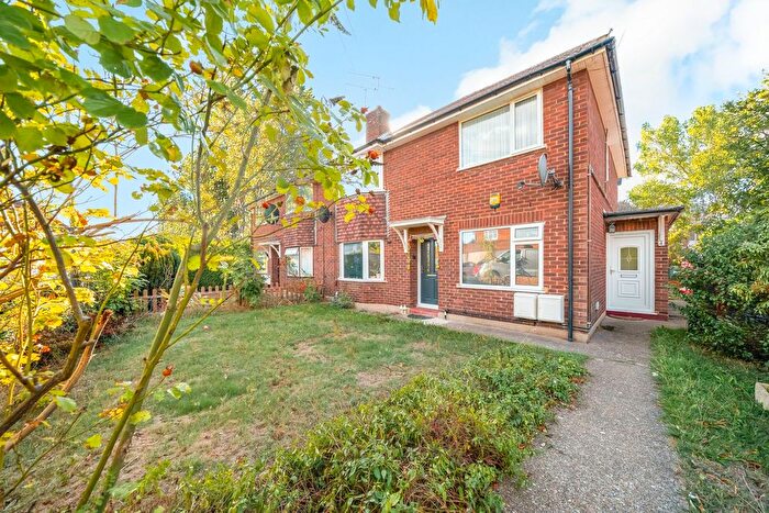 2 Bedroom Maisonette For Sale In Deena Close, Slough, SL1