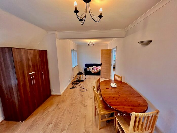 3 Bedroom Flat To Rent In Thornbury Road, Isleworth, TW7