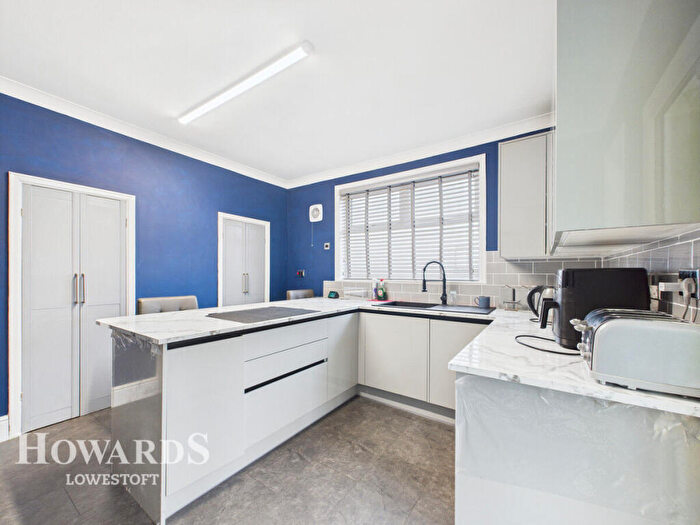 2 Bedroom Detached Bungalow For Sale In Oulton Road, Lowestoft, NR32