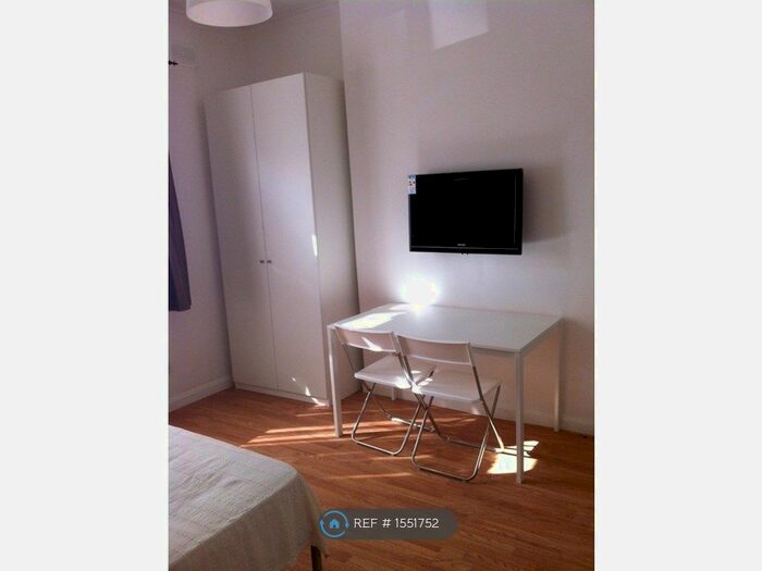 Studio To Rent In Merton House, London, NW4