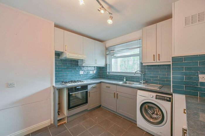 3 Bedroom Flat To Rent In Abbots Manor, Pimlico, London, SW1V