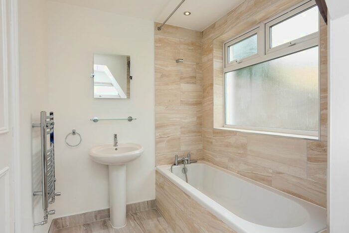 1 Bedroom Flat To Rent In Garratt Lane, London, SW18